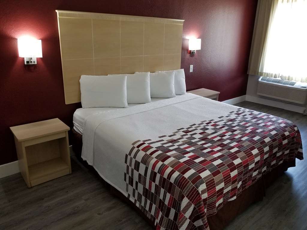 Red Roof Inn Raleigh North-Crabtree Mall-Lenovo Center Room photo