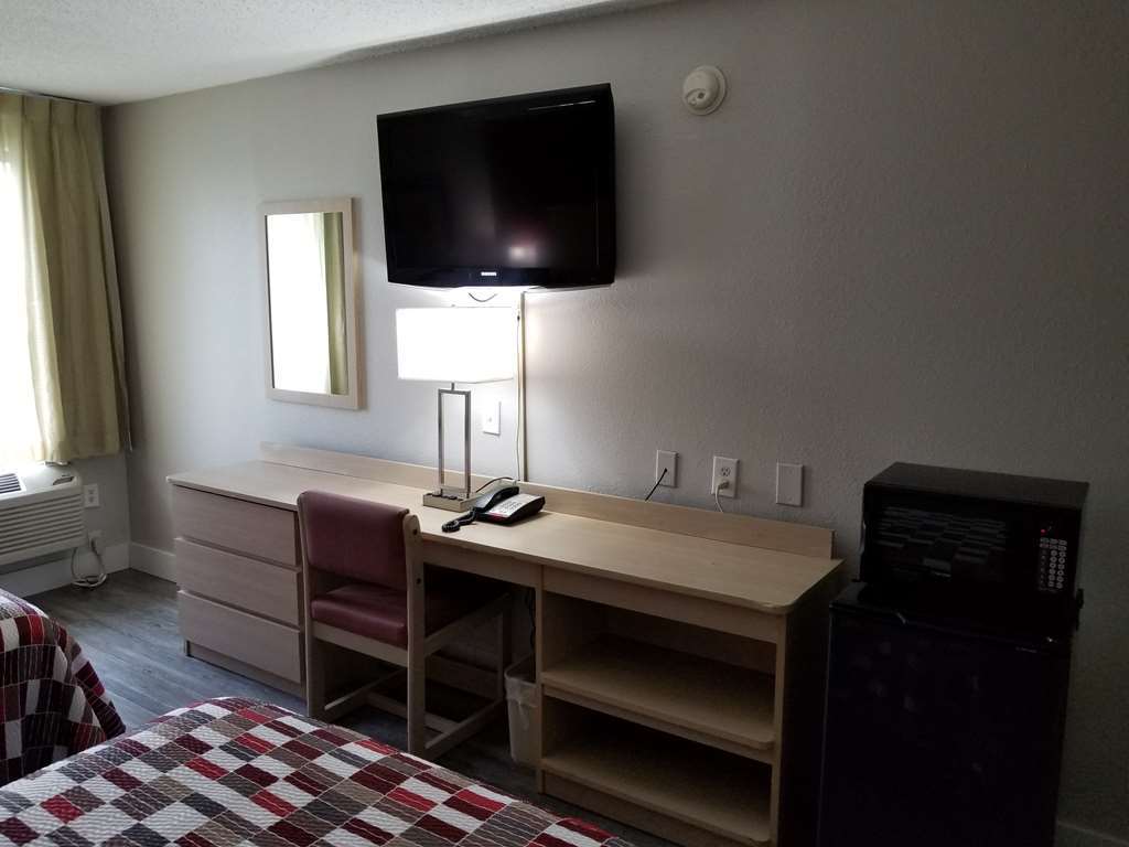 Red Roof Inn Raleigh North-Crabtree Mall-Lenovo Center Room photo